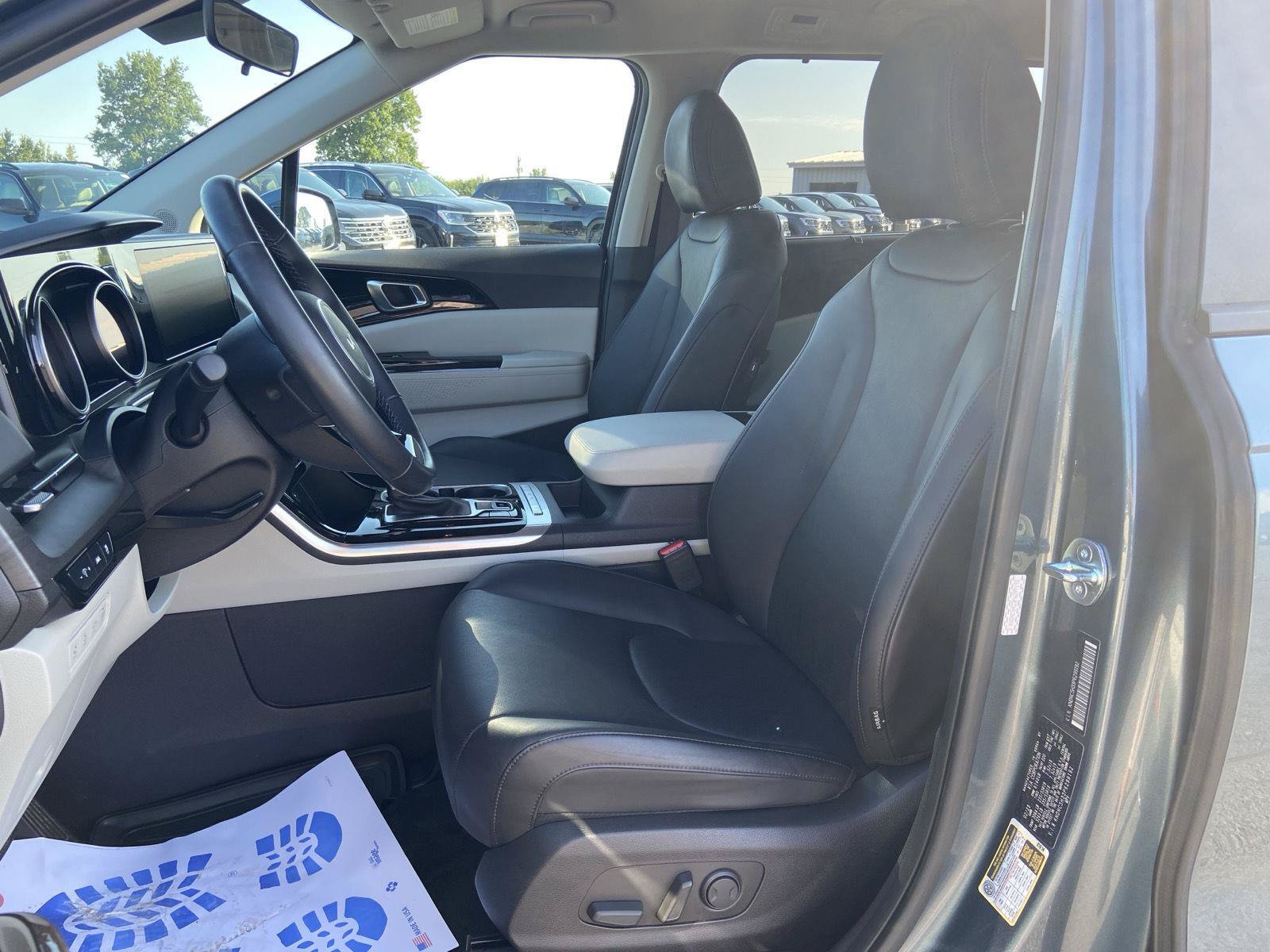 Used 2023 Kia Carnival EX FWD image 22