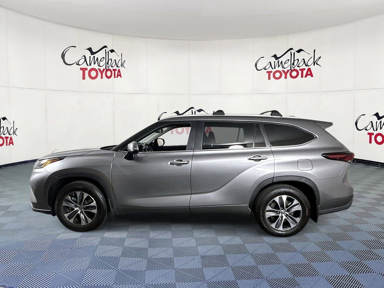 Used 2025 Toyota Highlander XLE image 4