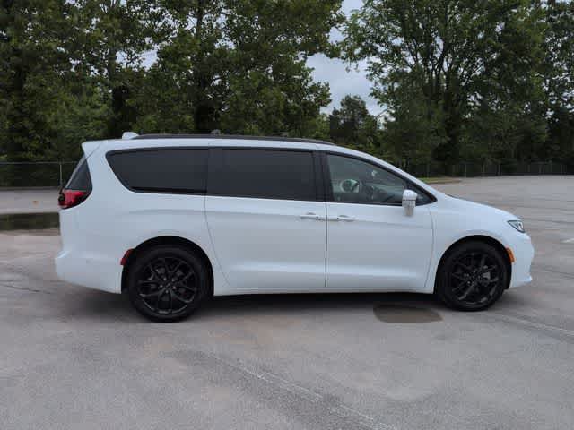 Used 2022 Chrysler Pacifica Limited w/ Uconnect Theater Family Group AWD/4WD image 9