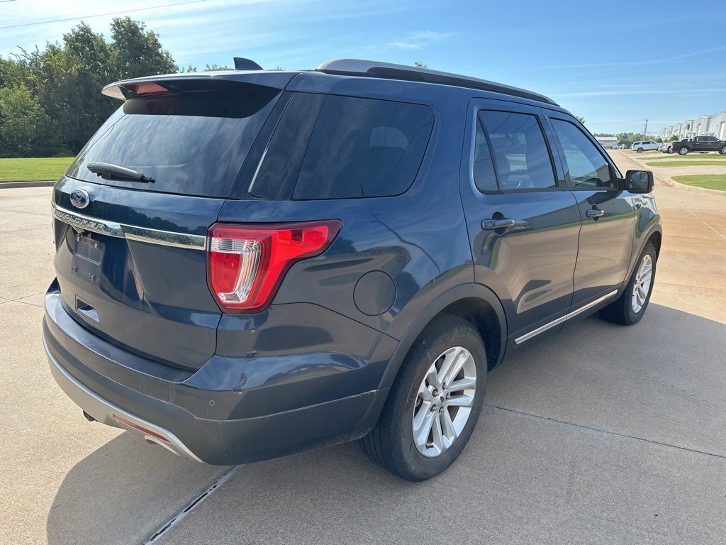 Used 2017 Ford Explorer XLT w/ Equipment Group 201A image 3