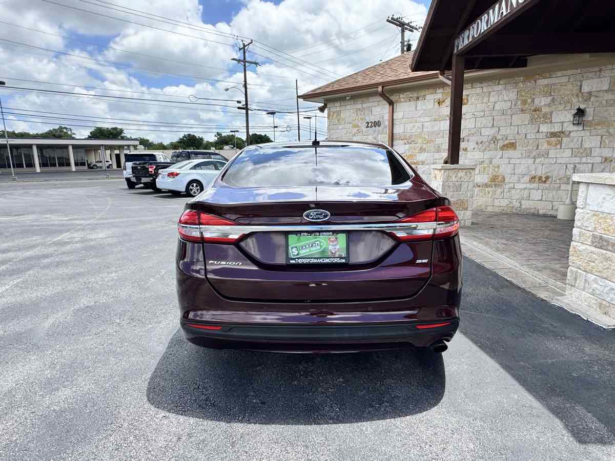 Used 2018 Ford Fusion SE w/ Fusion SE Technology Package FWD image 3