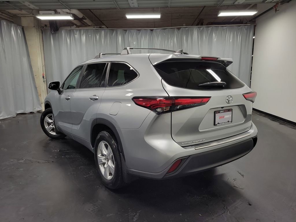 Used 2023 Toyota Highlander L FWD image 6