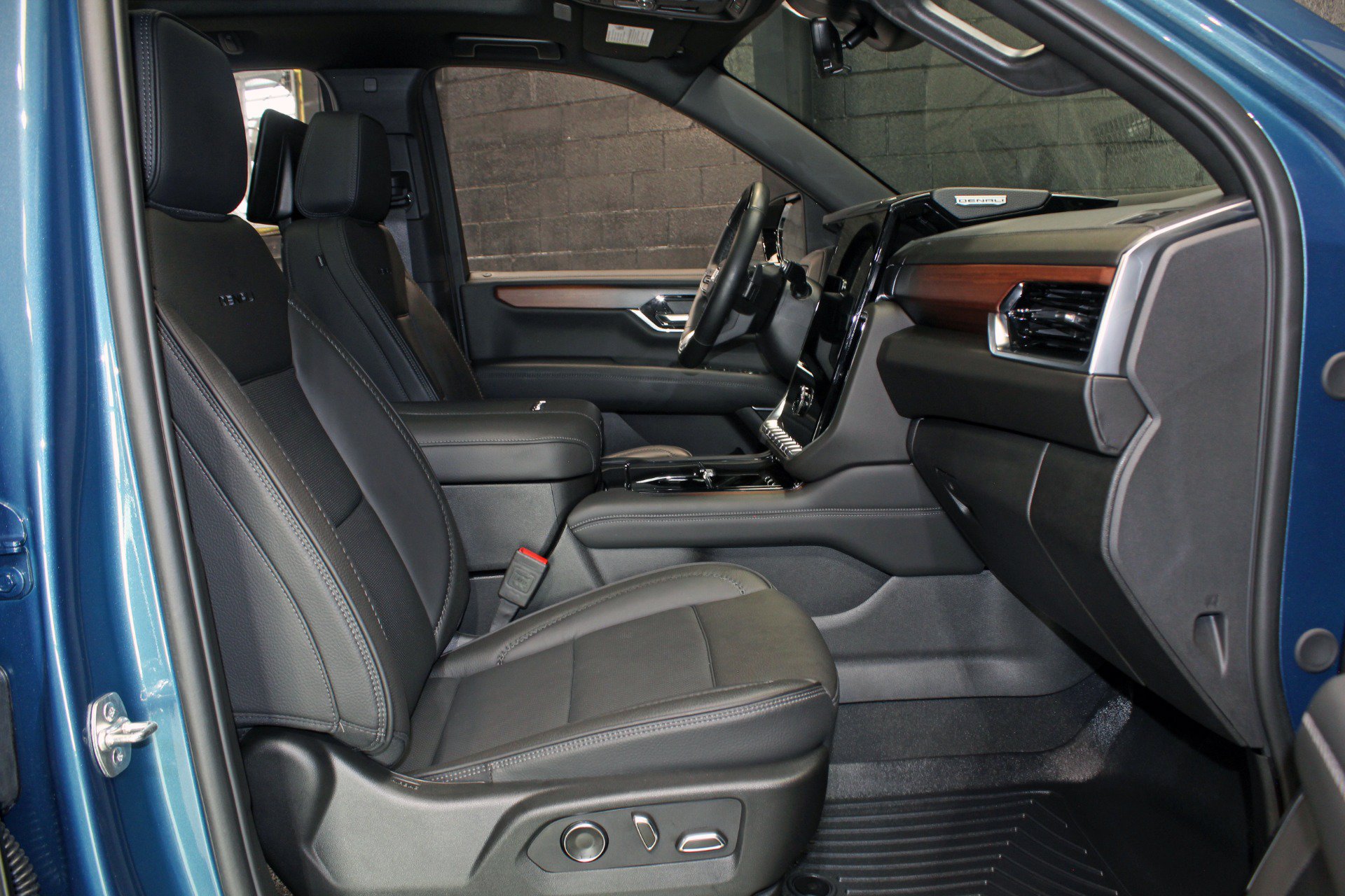 Used 2025 GMC Yukon Denali w/ Denali Reserve Package AWD/4WD image 60
