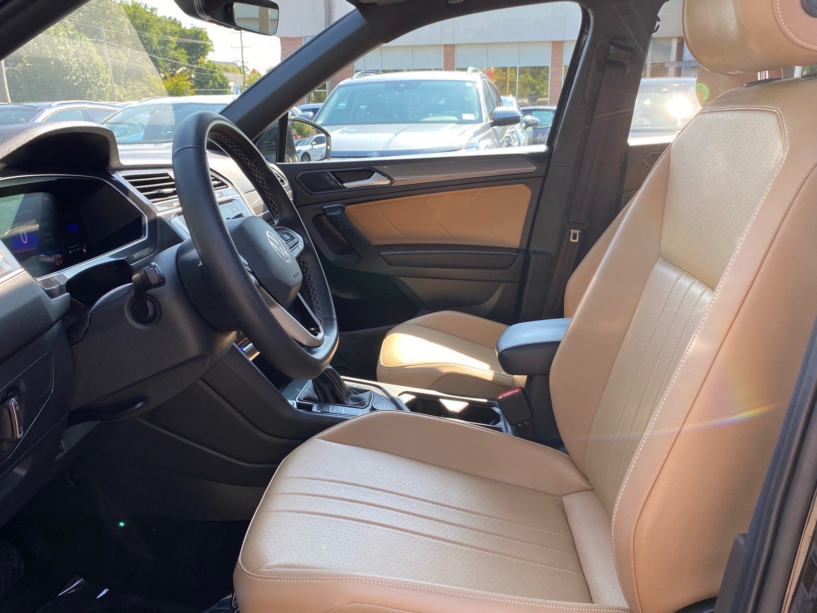 Certified 2024 Volkswagen Tiguan SE w/ Panoramic Sunroof Package AWD/4WD image 11