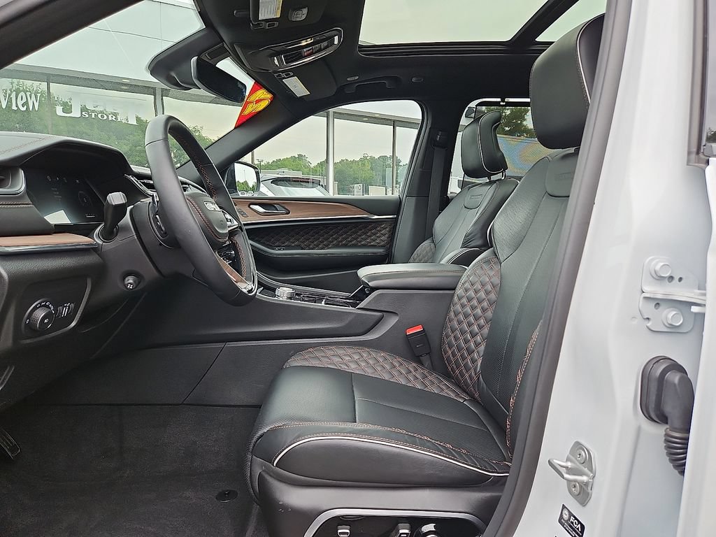 Certified 2025 Jeep Grand Cherokee Summit w/ Luxury Tech Group V AWD/4WD image 13