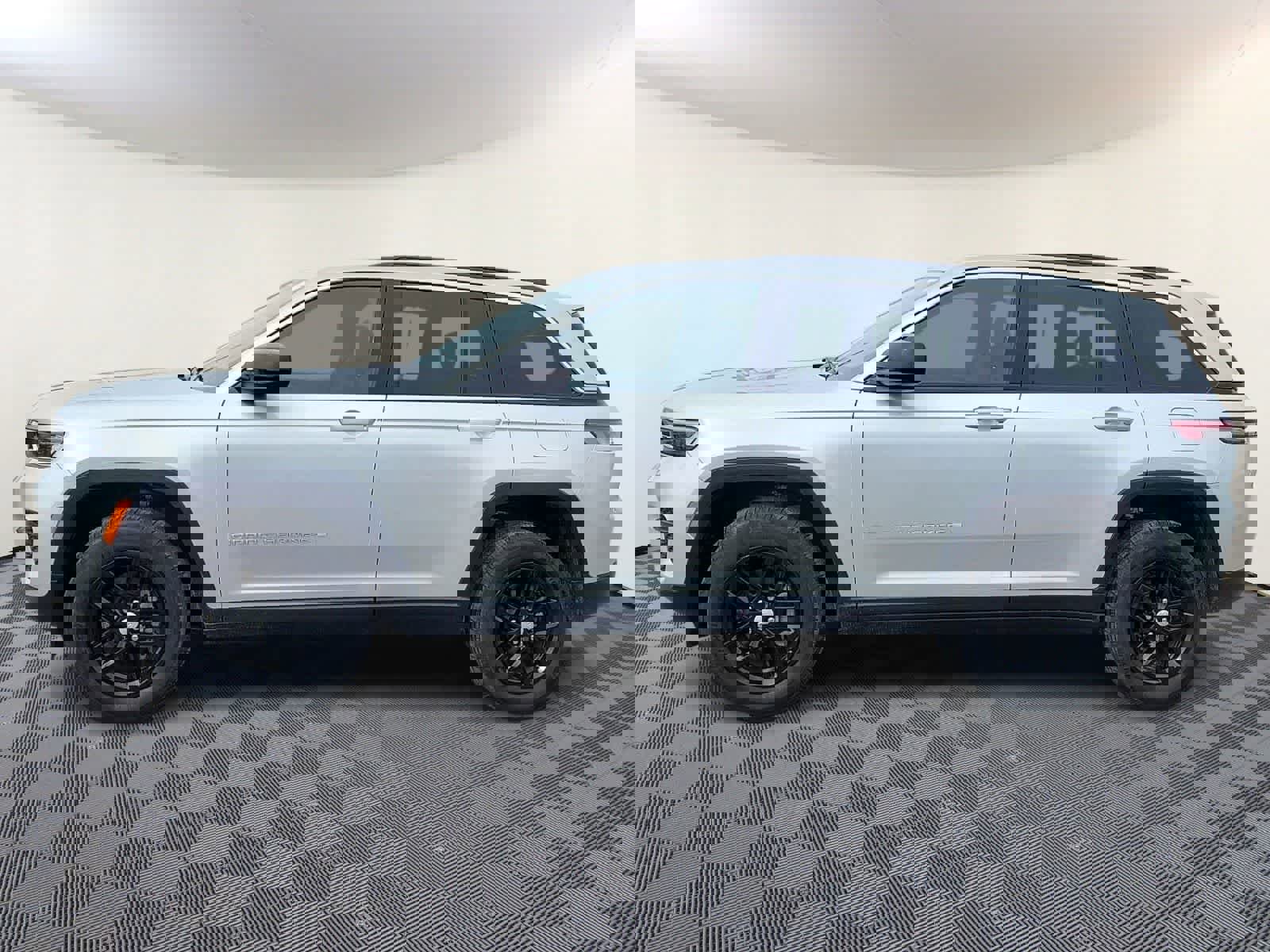 Used 2025 Jeep Grand Cherokee Laredo X w/ Luxury Tech Group I image 8