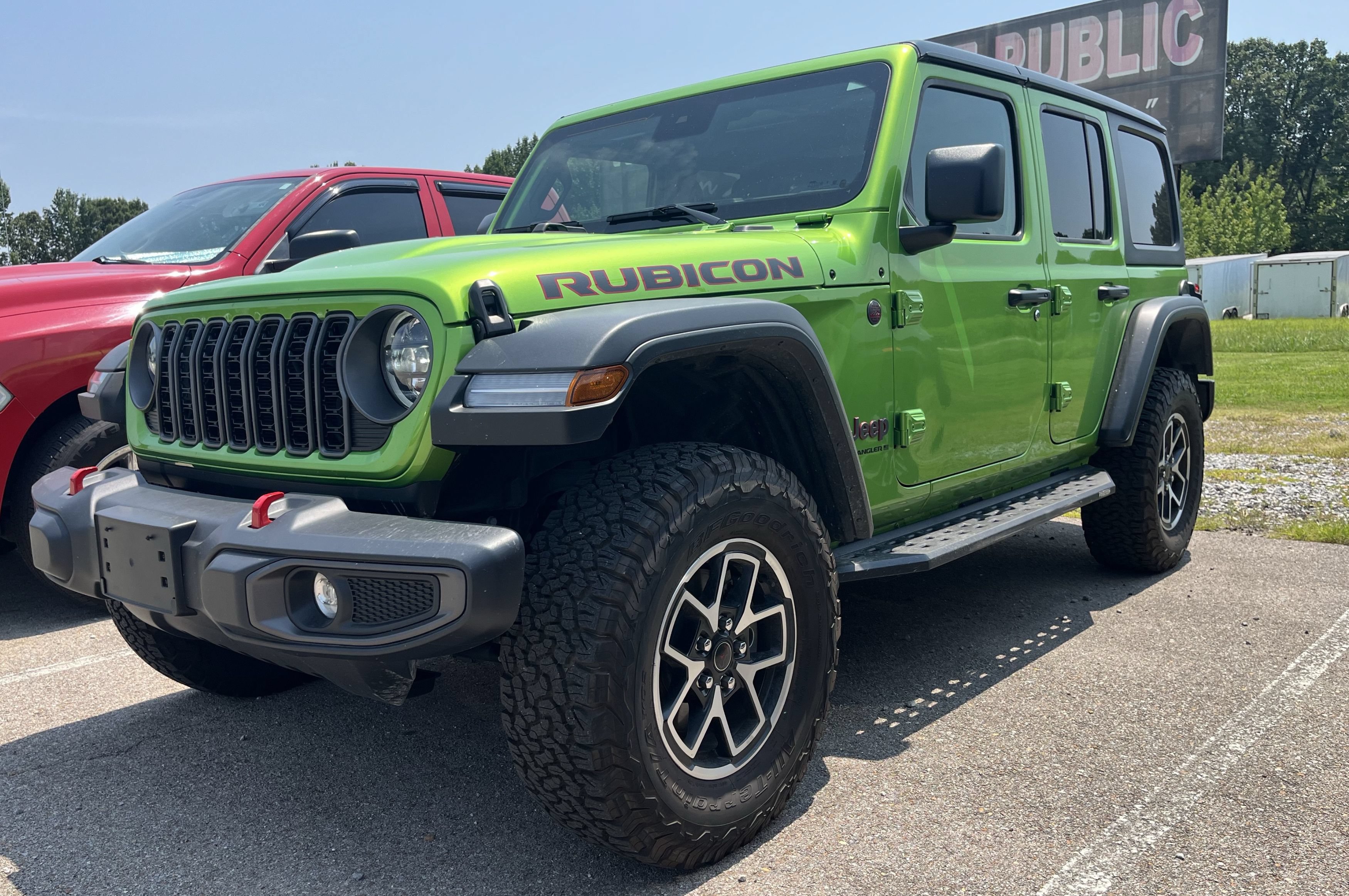Used 2025 Jeep Wrangler Unlimited Rubicon w/ Convenience Group AWD/4WD image 1