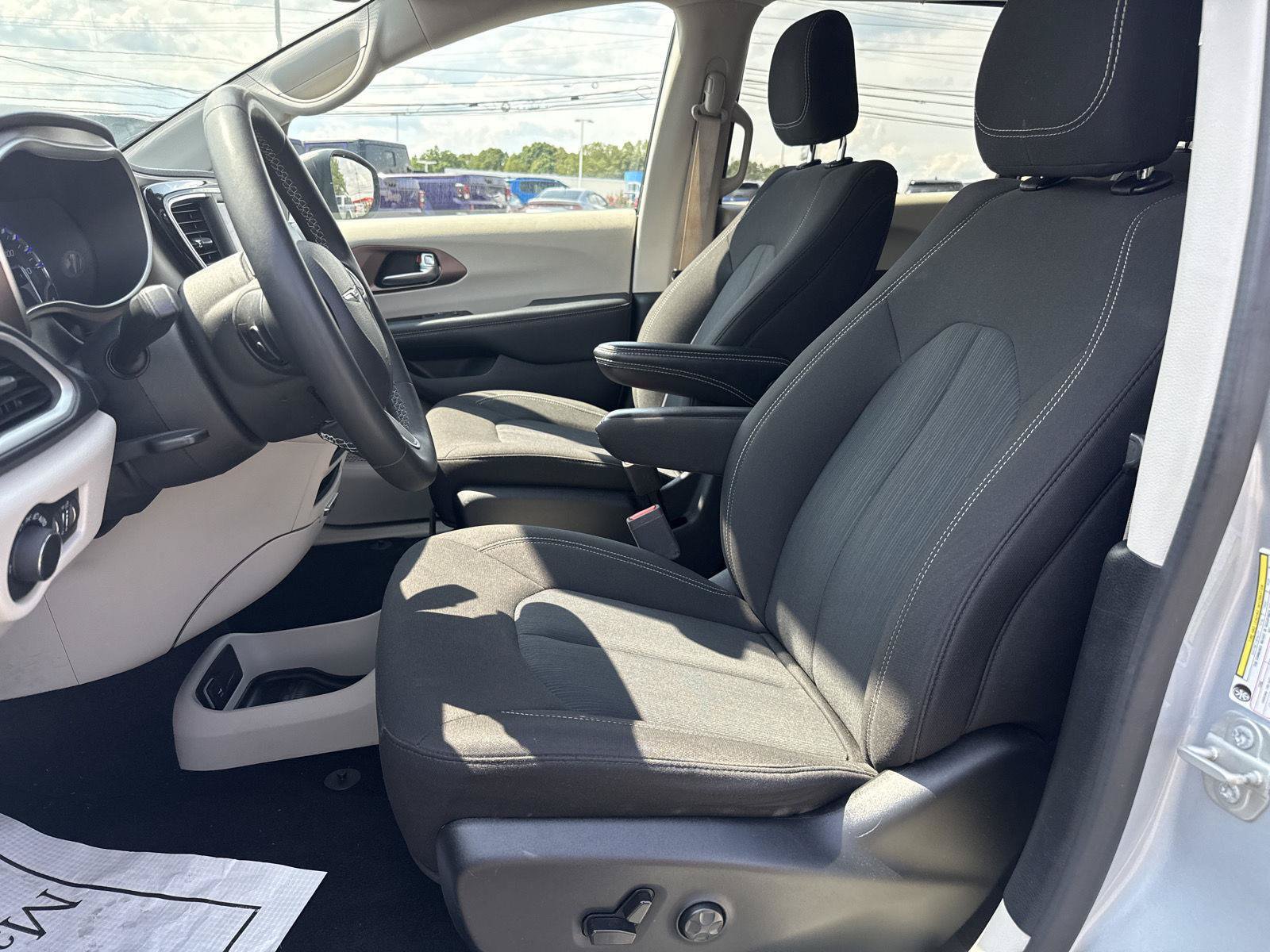 Used 2023 Chrysler Voyager LX FWD image 18
