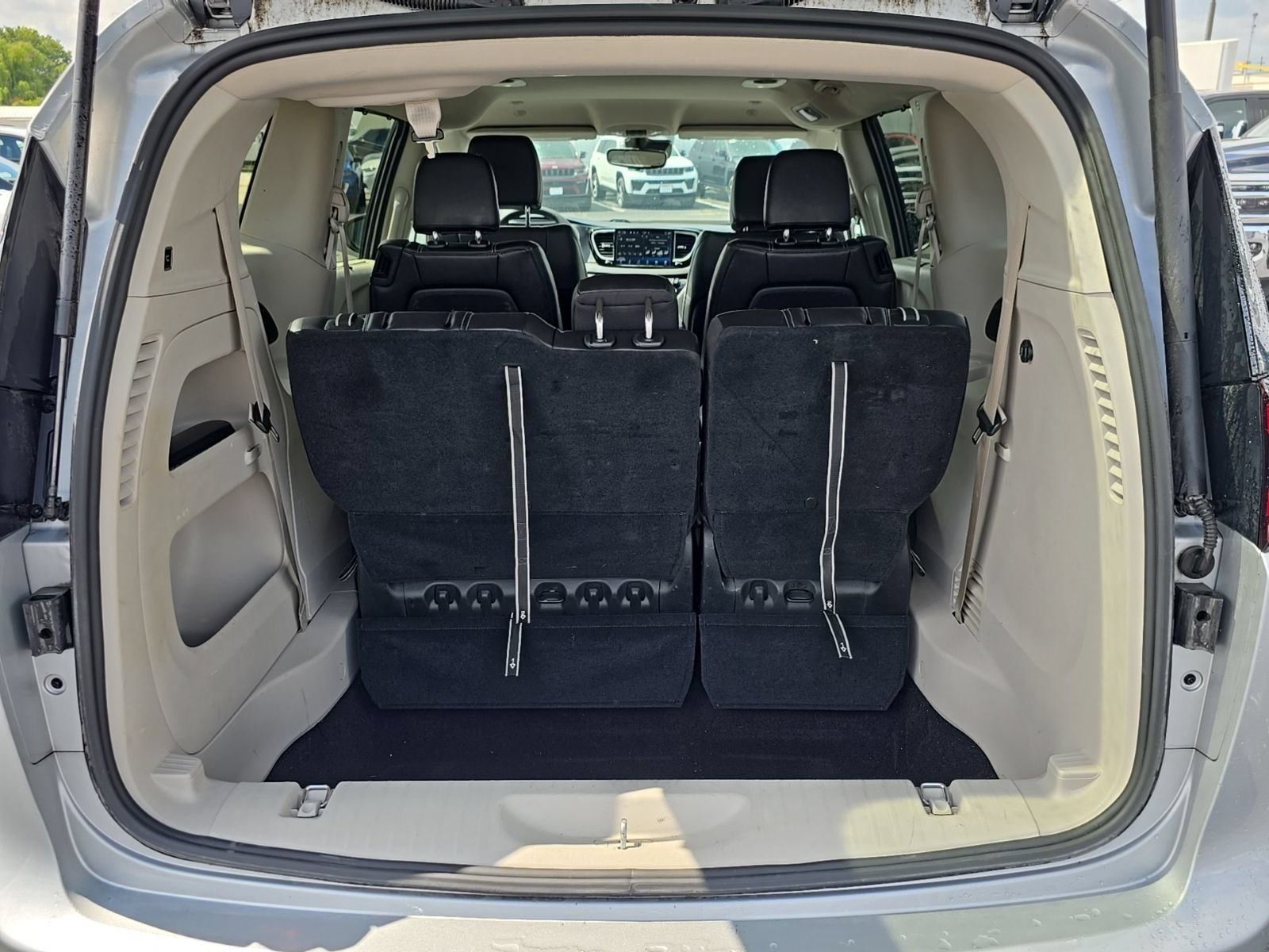 Used 2023 Chrysler Pacifica Touring-L FWD image 59
