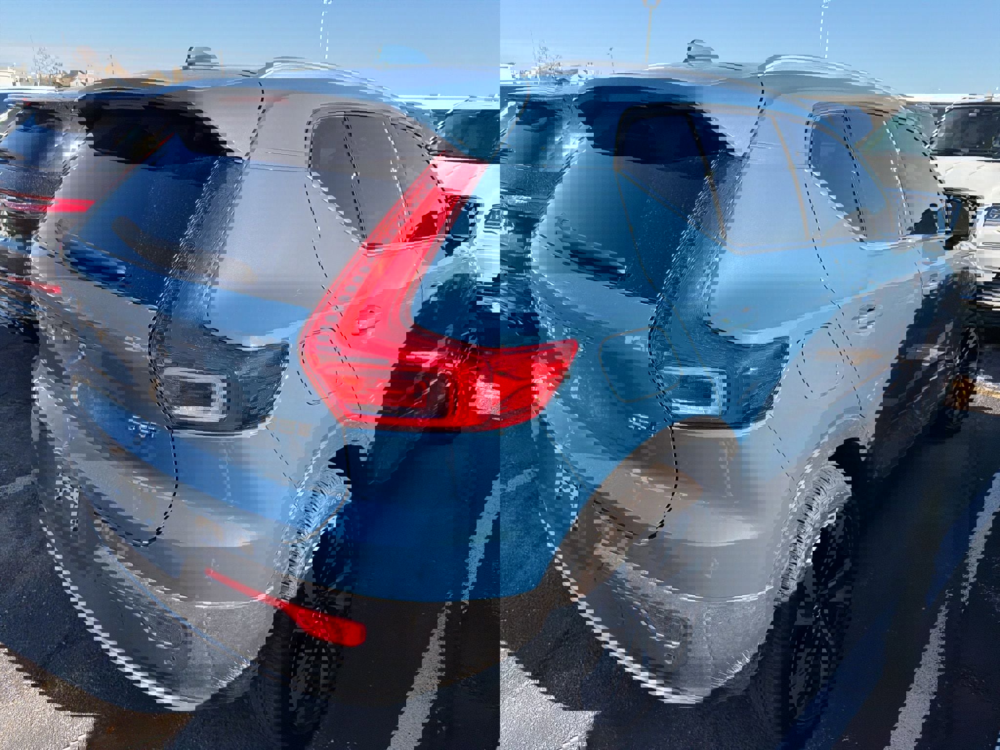 Used 2023 Volvo XC40 B5 Plus w/ Protection Package Premier image 8