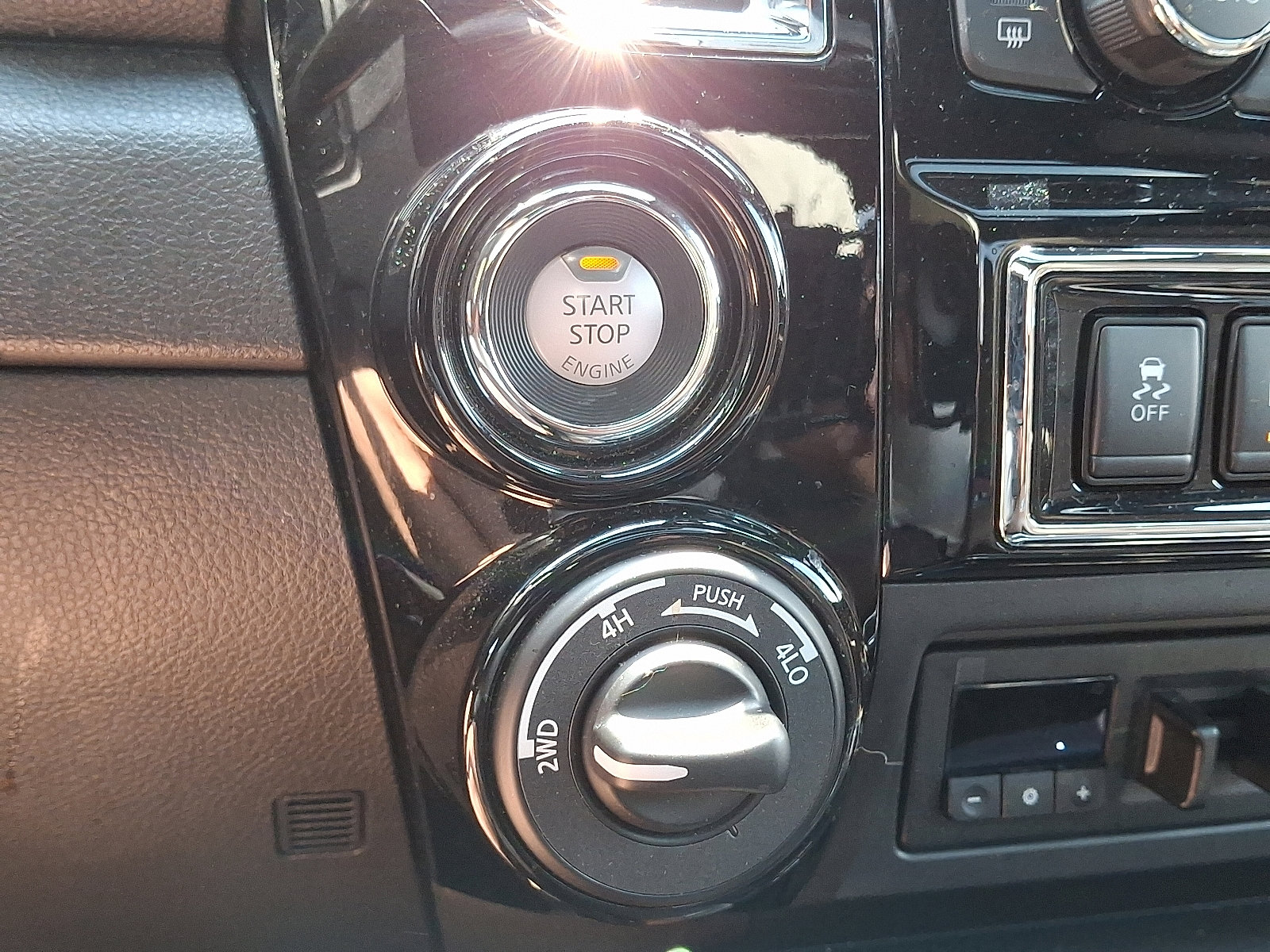 Used 2024 Nissan Titan Platinum Reserve w/ Moonroof Package image 27