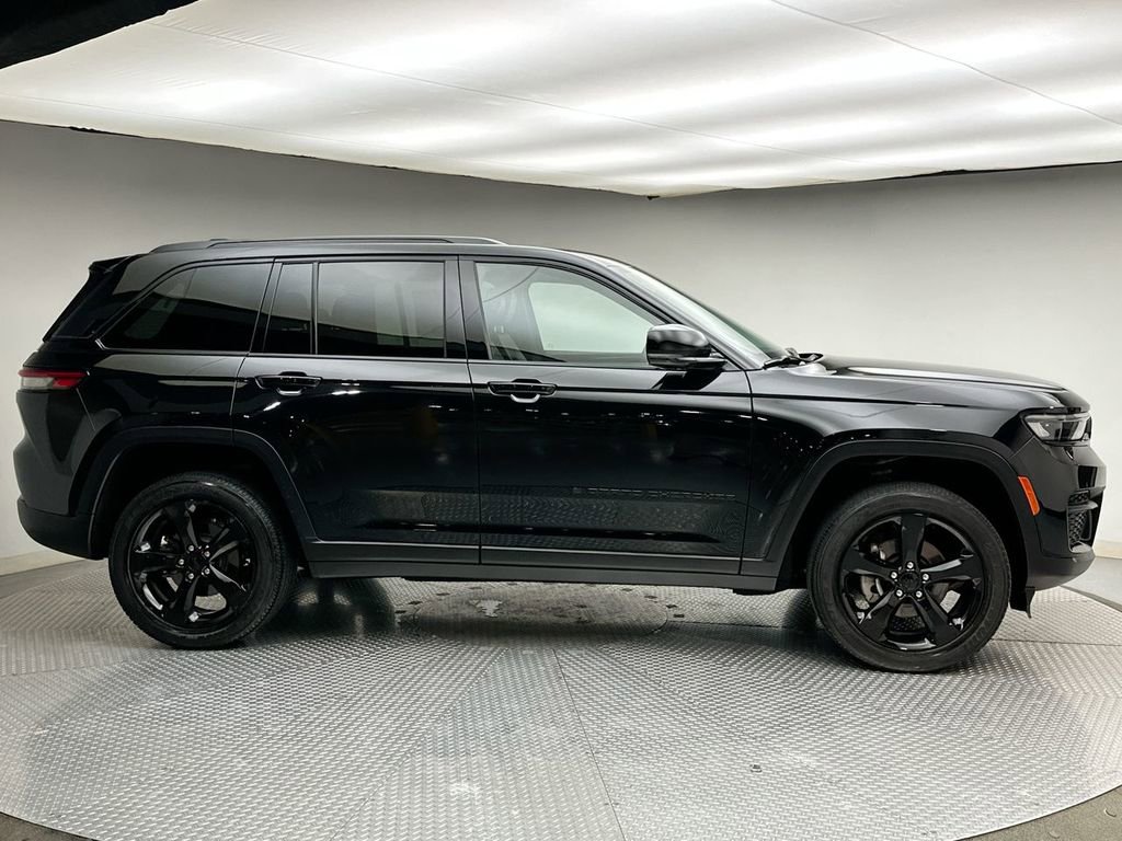 Used 2023 Jeep Grand Cherokee Altitude image 14