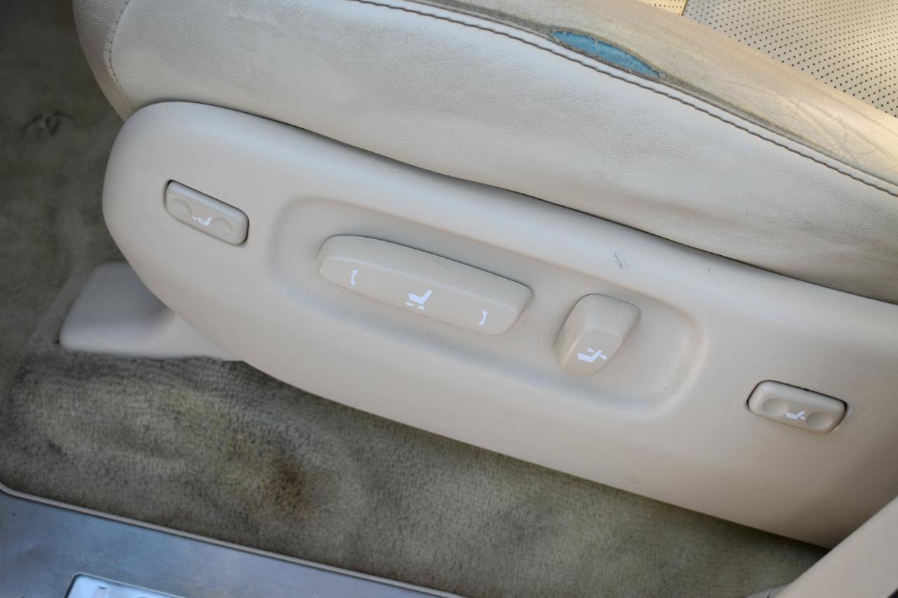 Used 2013 Lexus LX 570 4WD w/ Luxury Pkg image 17