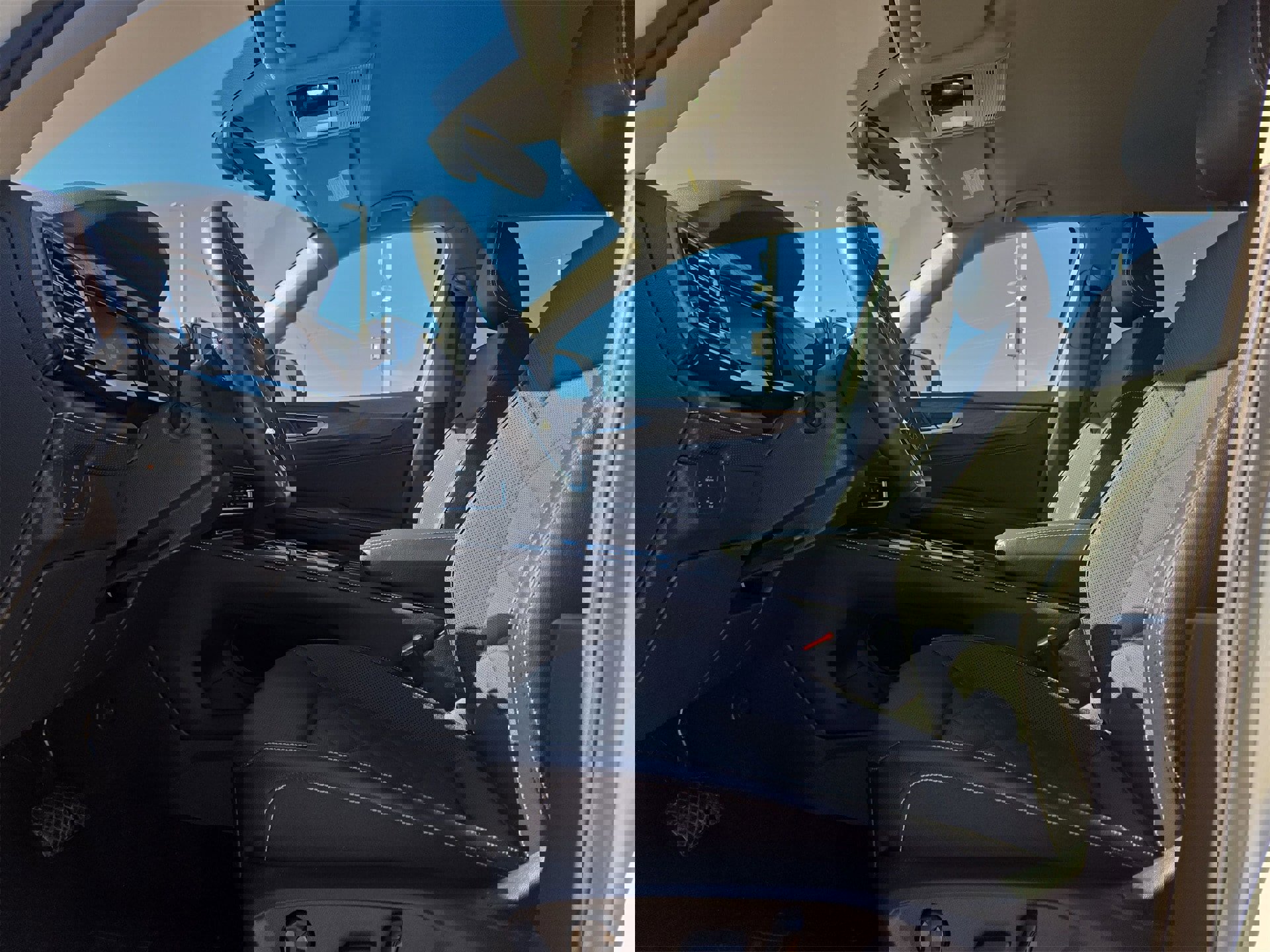 Used 2025 Volkswagen Atlas SE image 16