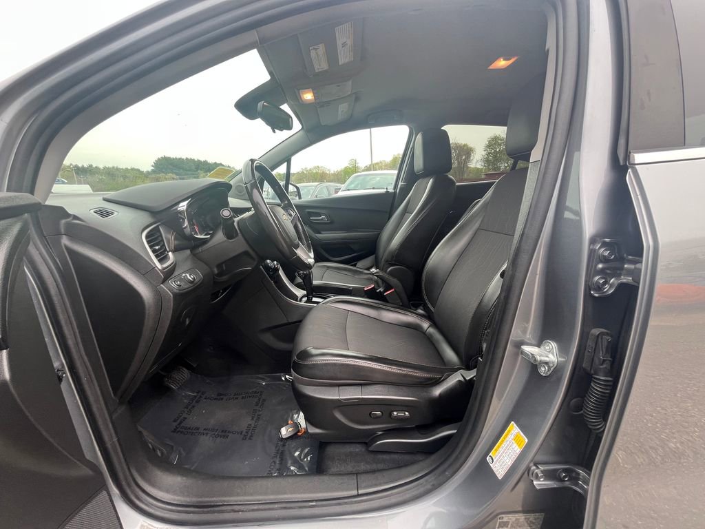 Used 2020 Chevrolet Trax LT w/ Driver Confidence Package FWD image 23