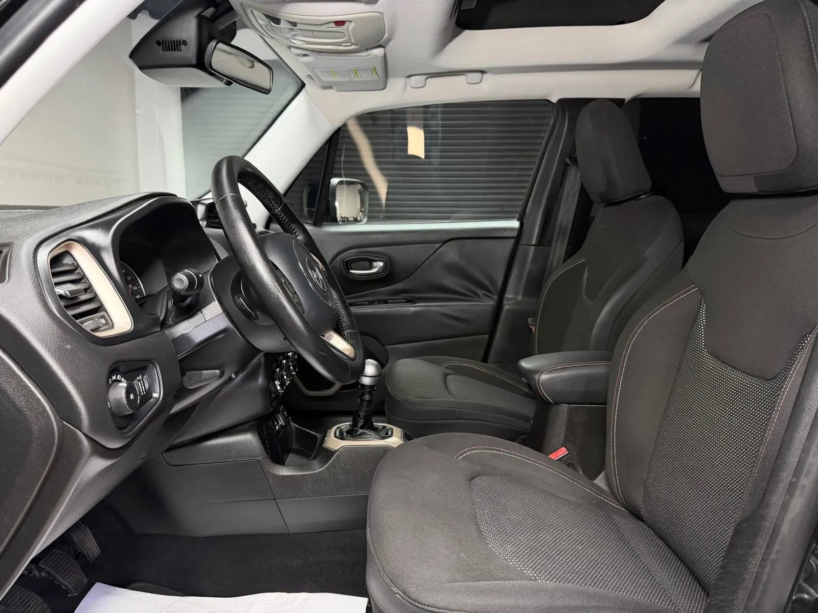 Used 2016 Jeep Renegade 75th Anniversary FWD image 27