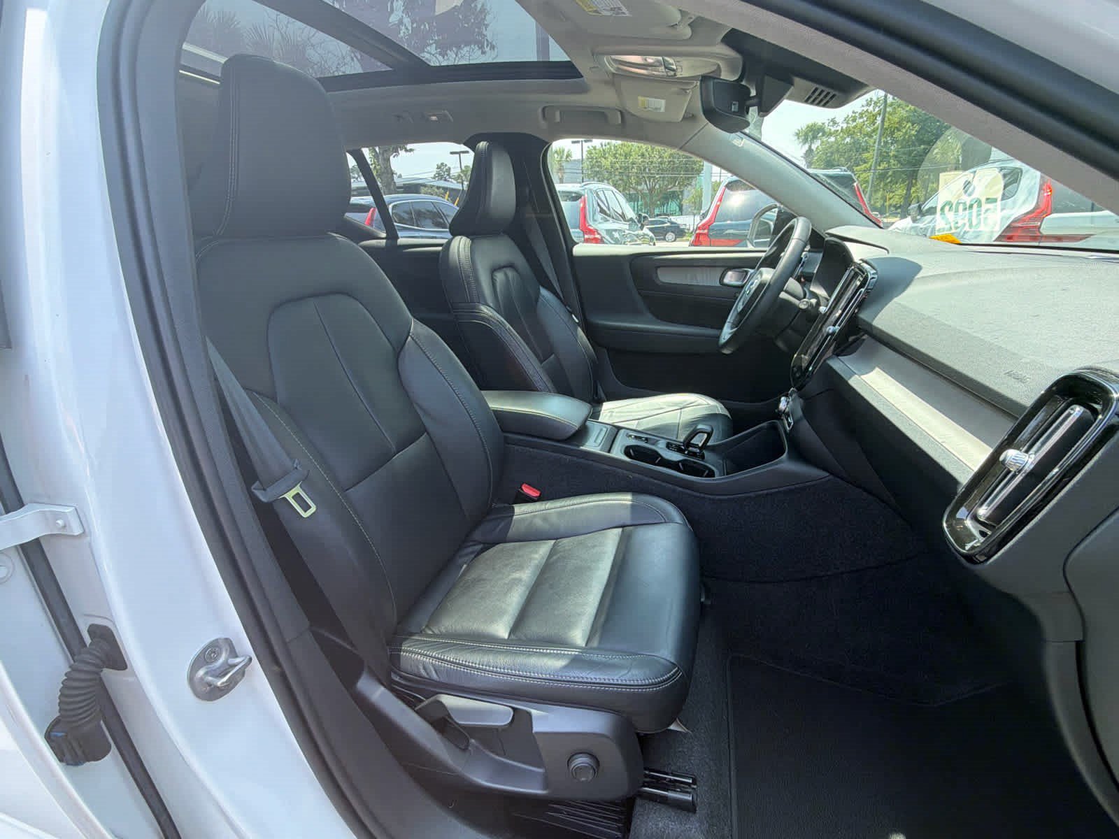 Used 2024 Volvo XC40 B5 Core AWD/4WD image 19