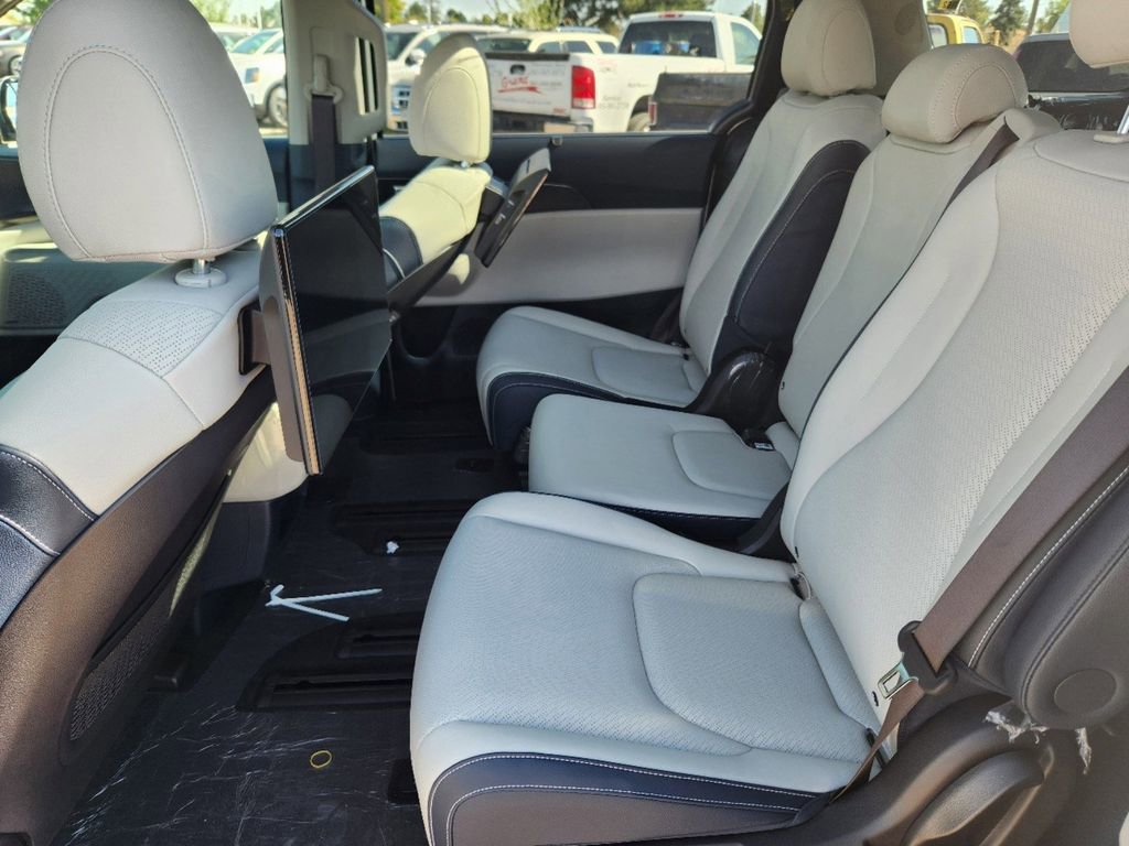 Certified 2025 Kia Carnival SX Prestige image 13