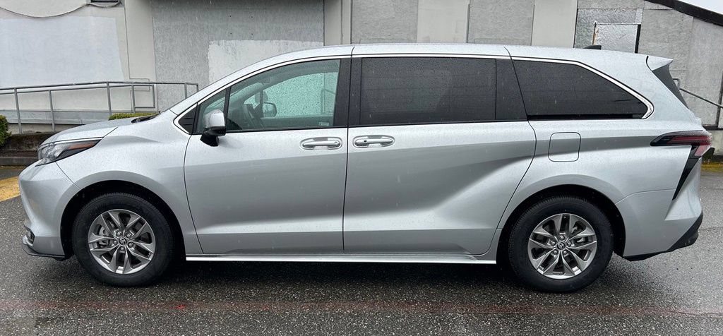 Certified 2024 Toyota Sienna LE AWD/4WD image 9