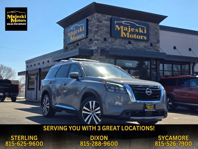 Used 2025 Nissan Pathfinder Platinum image 1