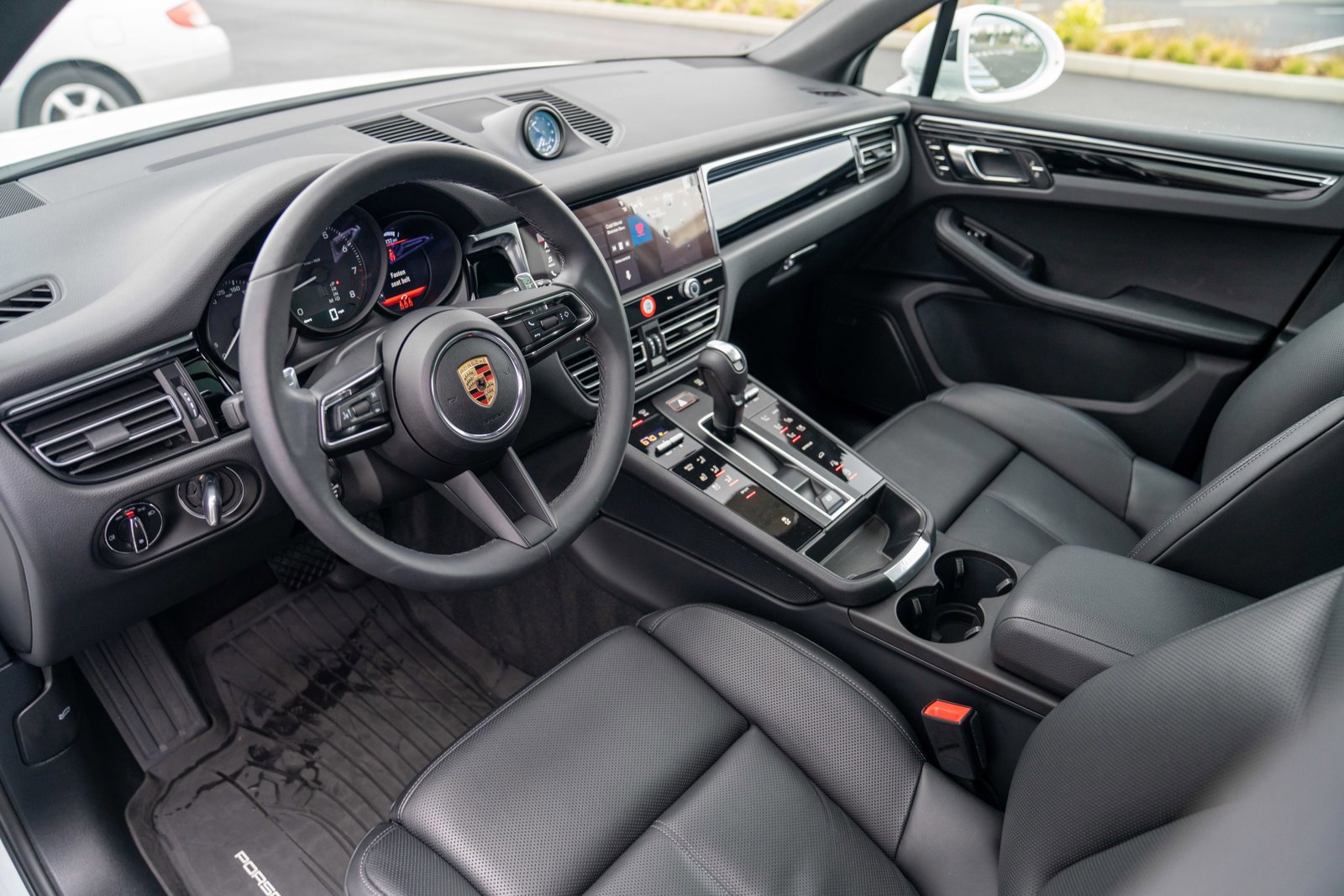 Certified 2025 Porsche Macan image 4