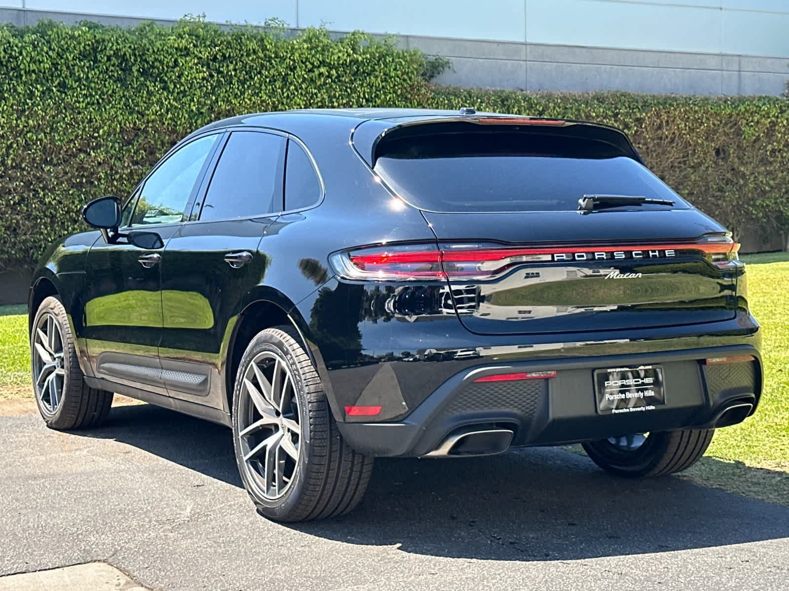 Certified 2025 Porsche Macan AWD/4WD image 3