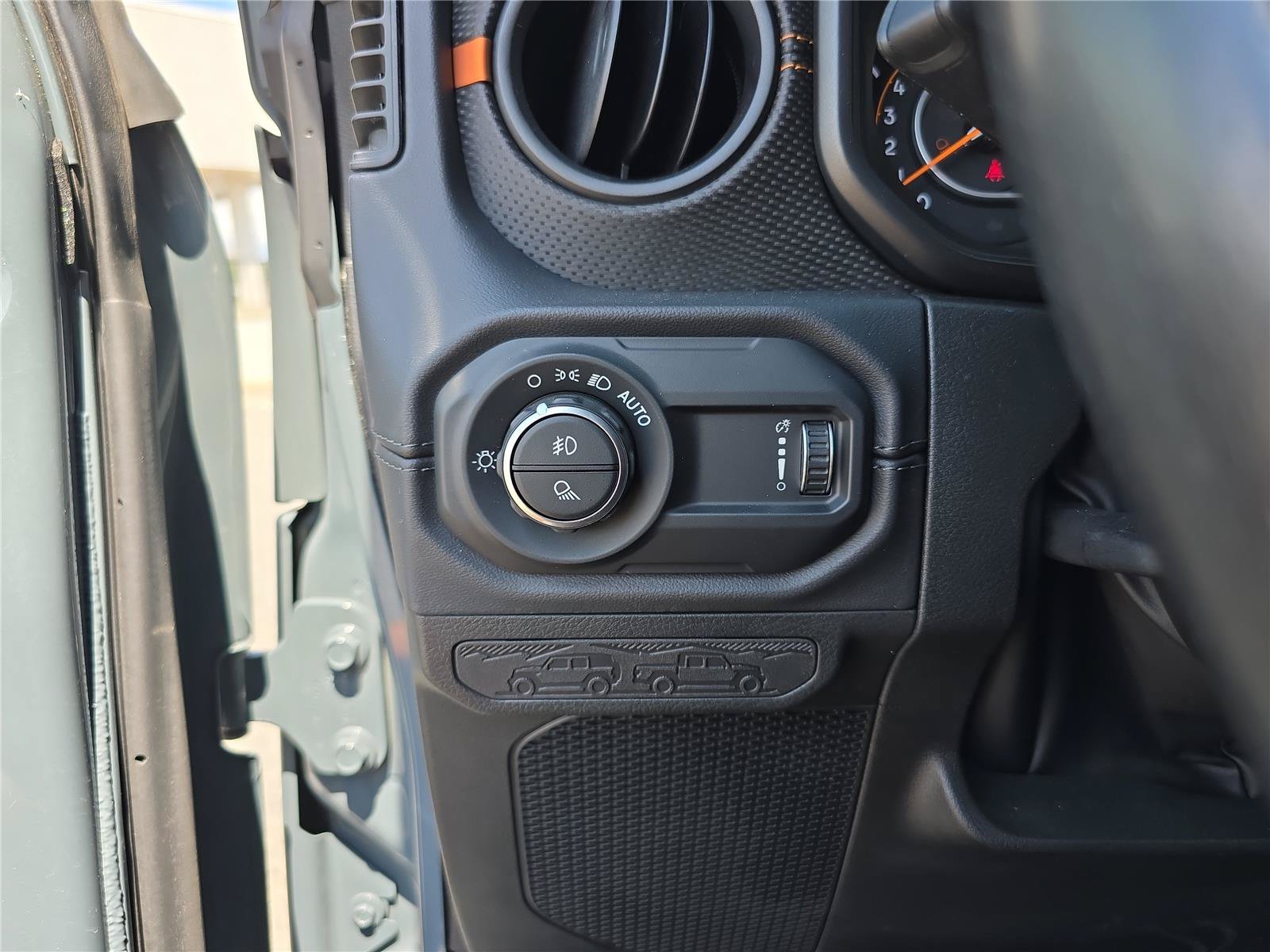 Used 2024 Jeep Gladiator Mojave w/ Technology Group AWD/4WD image 33