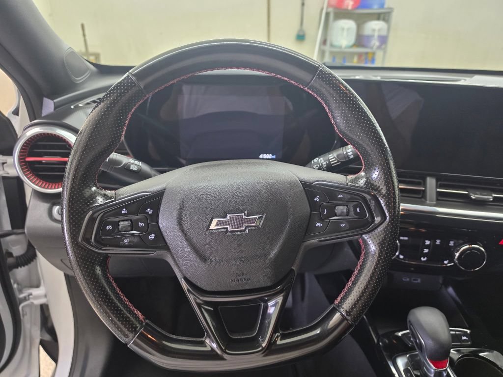 Used 2024 Chevrolet Trax RS FWD image 17