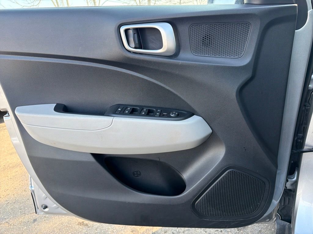 Used 2024 Hyundai Venue SEL image 12