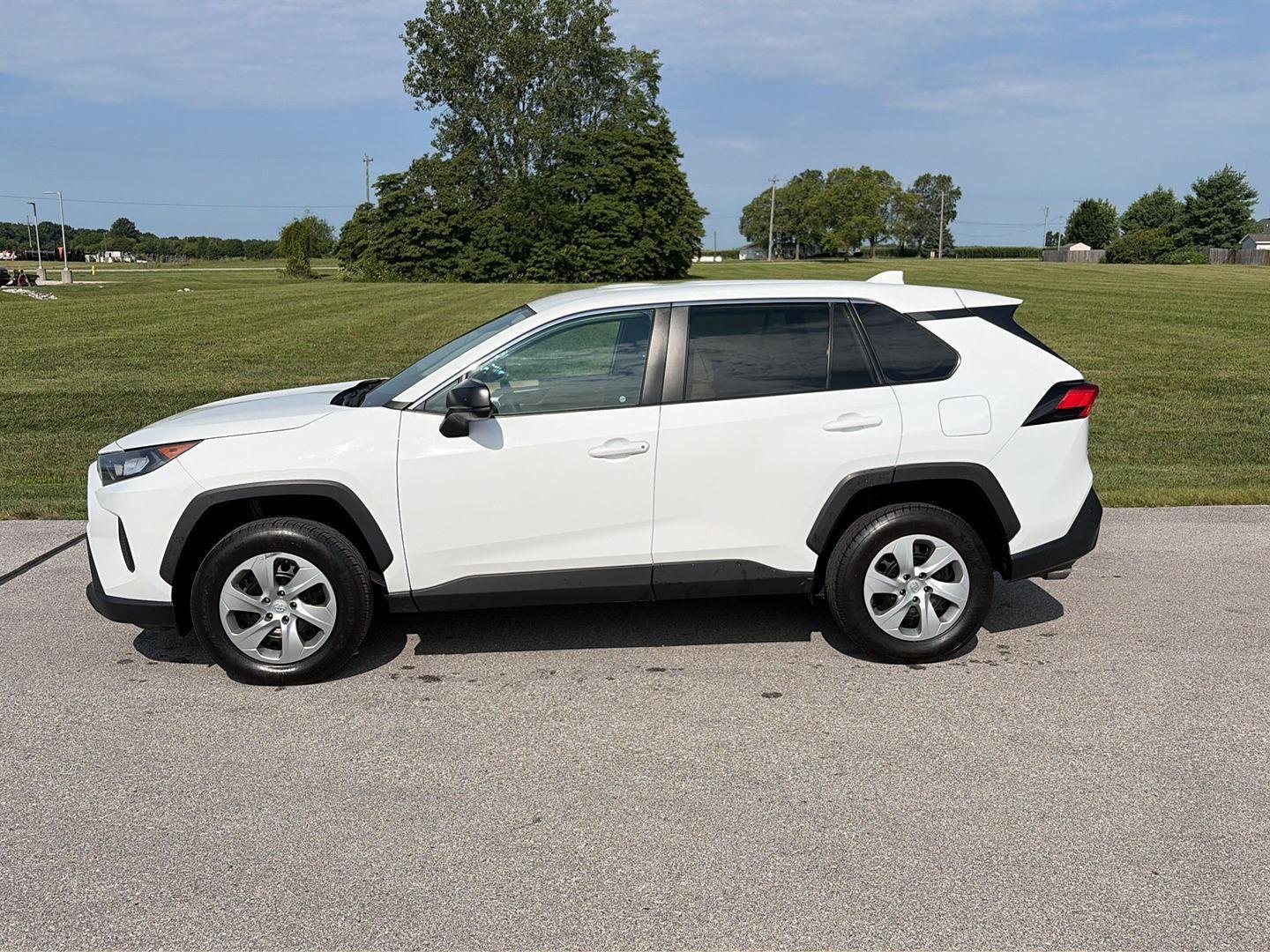 Used 2022 Toyota RAV4 LE FWD image 2