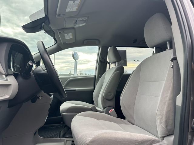 Used 2020 Toyota Sienna L image 10