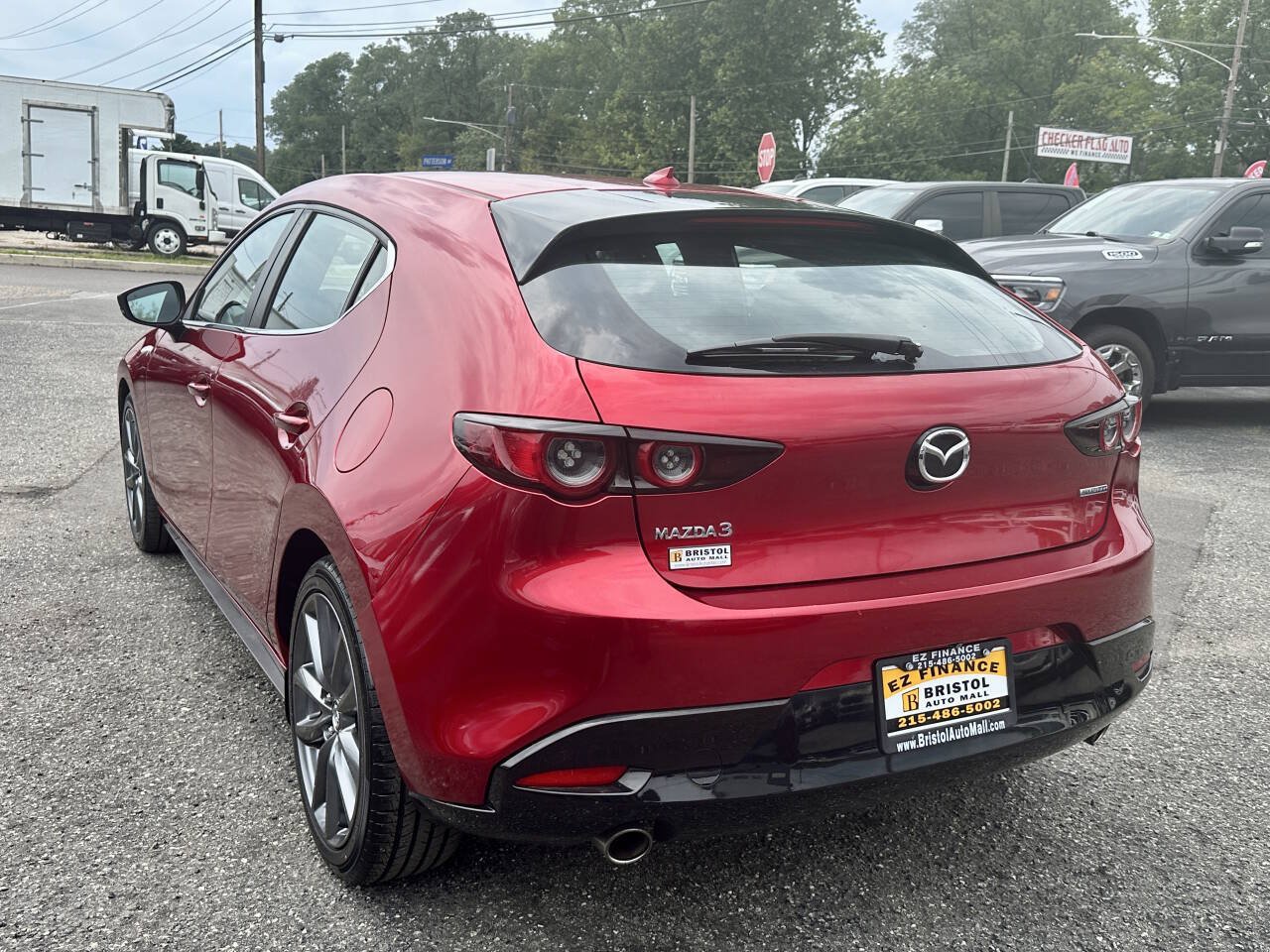 Used 2019 MAZDA MAZDA3 Hatchback w/ Preferred Package FWD image 3
