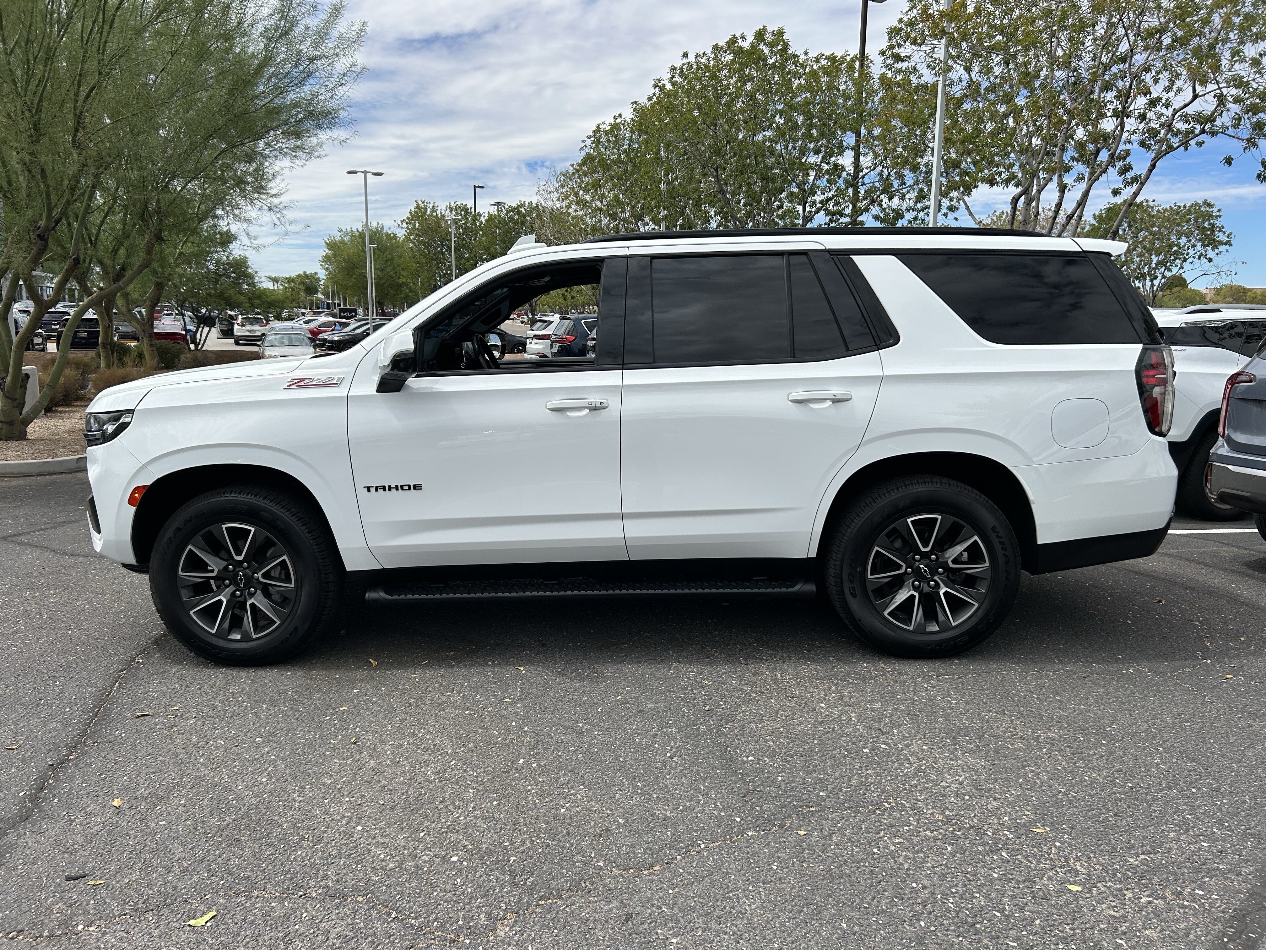 Used 2022 Chevrolet Tahoe Z71 w/ Luxury Package AWD/4WD image 2