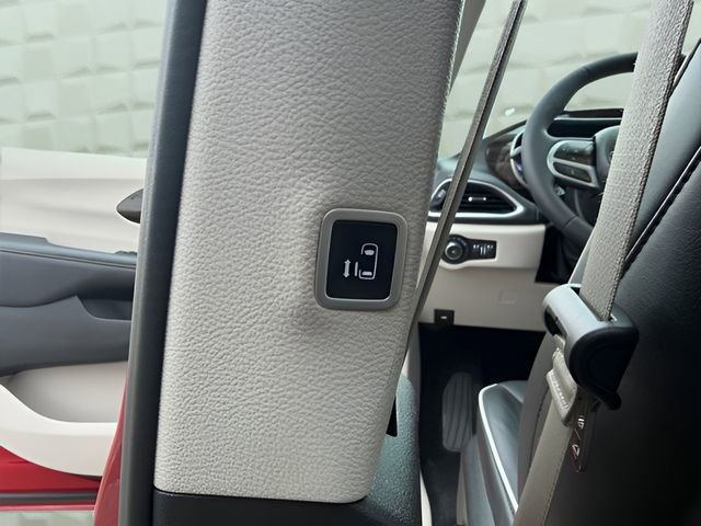 Certified 2024 Chrysler Pacifica Limited image 32