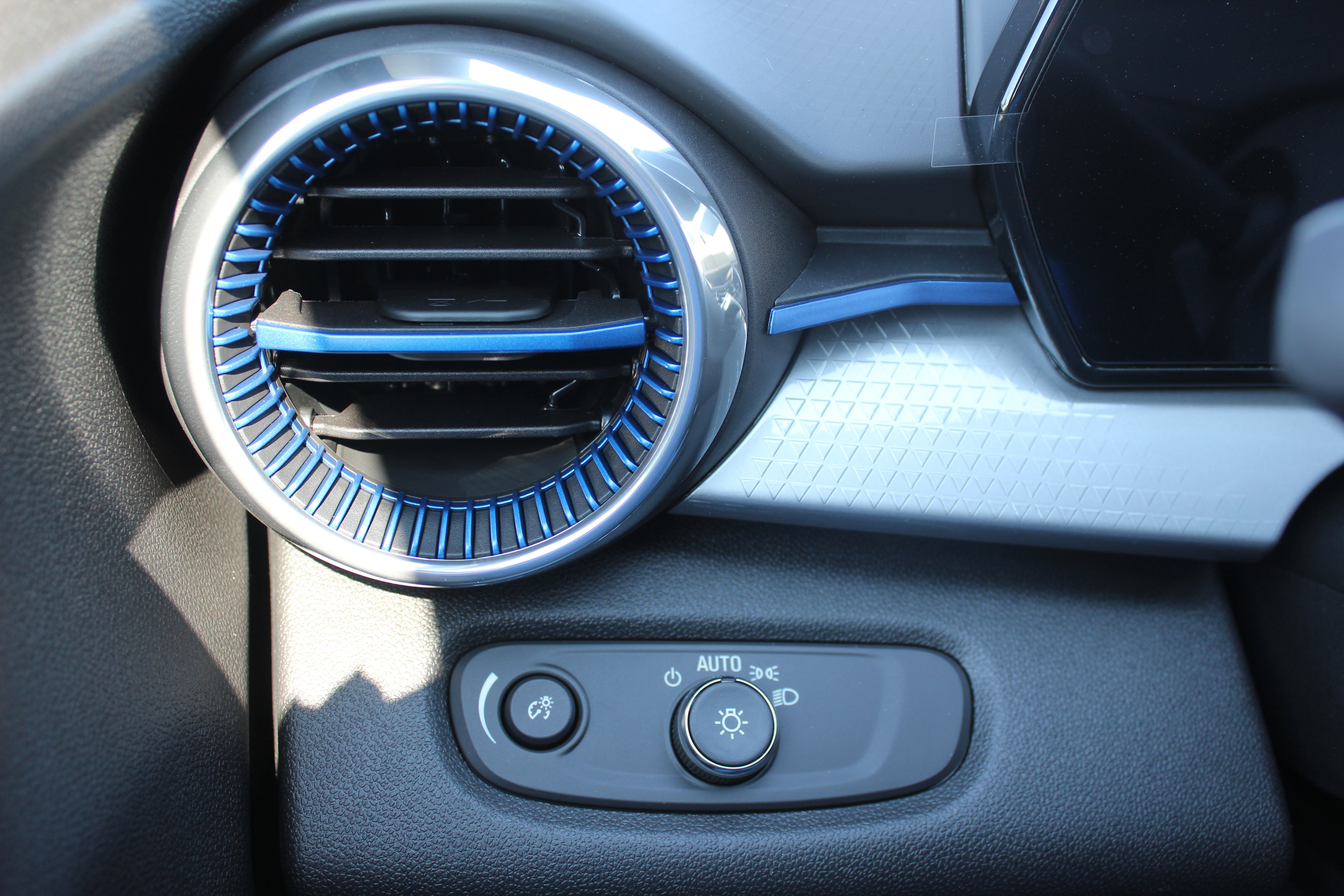 New 2025 Chevrolet Trax LT w/ Driver Confidence Package image 28