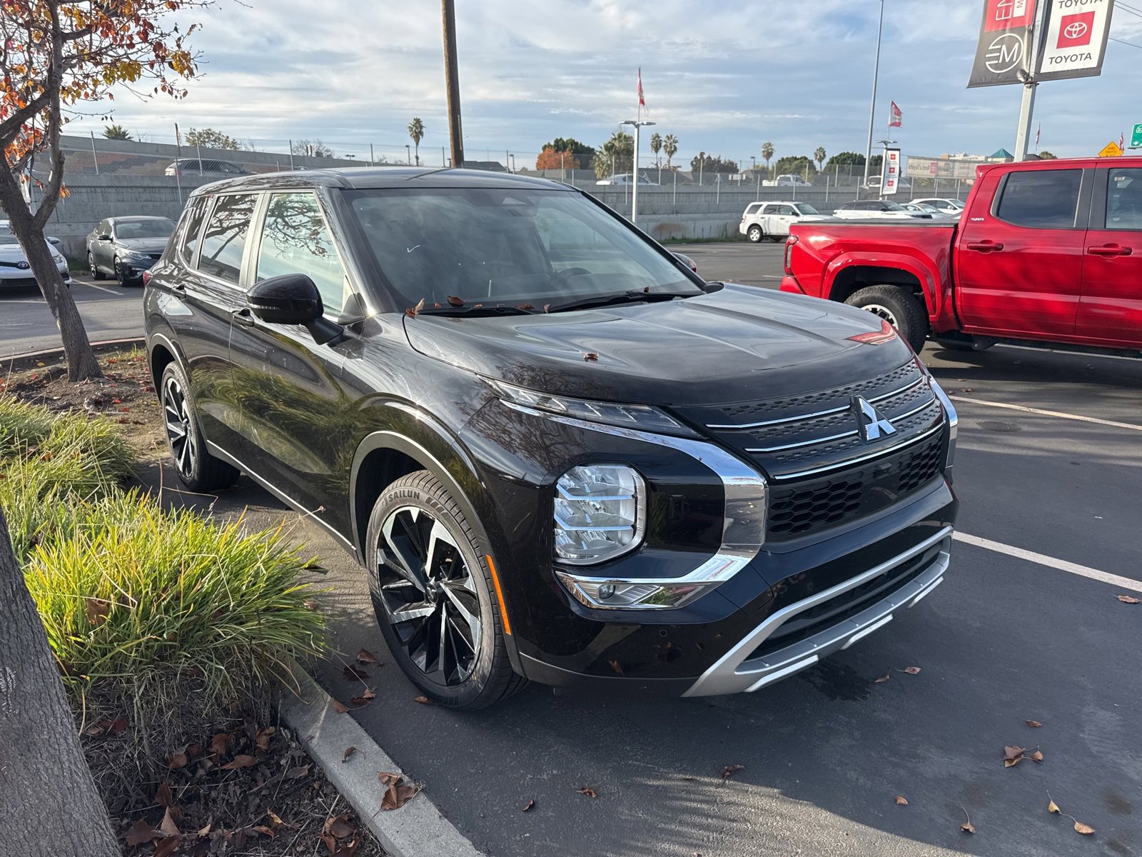 Used 2024 Mitsubishi Outlander SE Black Edition