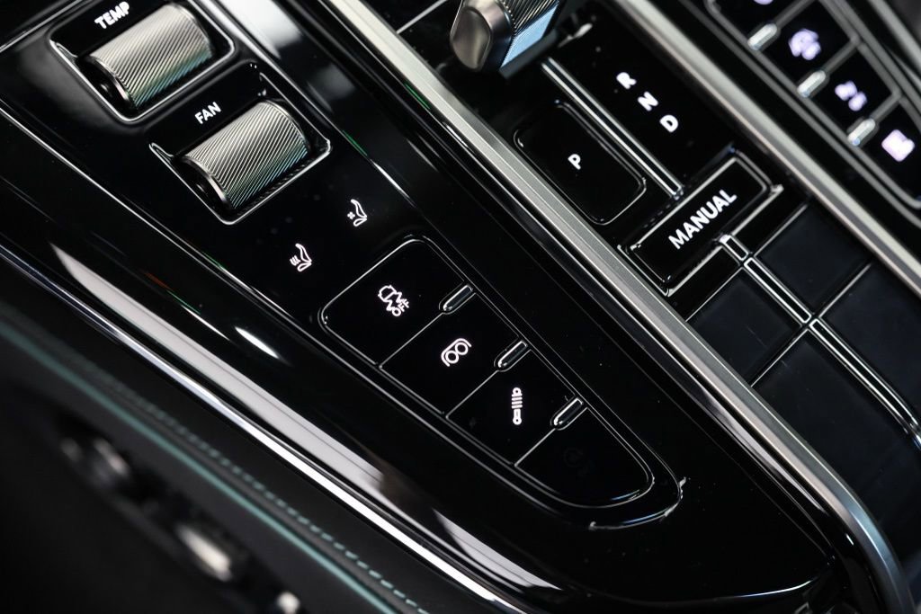 Used 2025 Aston Martin V8 Vantage Coupe image 31