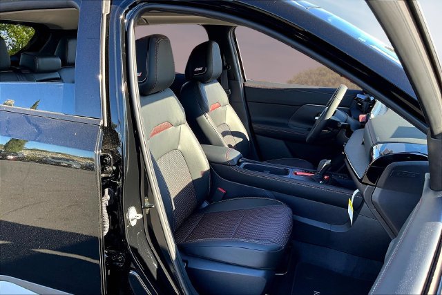 New 2026 Nissan Kicks SR w/ Cold Weather Package FWD image 10