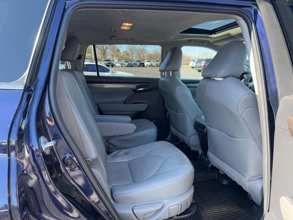 Used 2022 Toyota Highlander Limited image 12