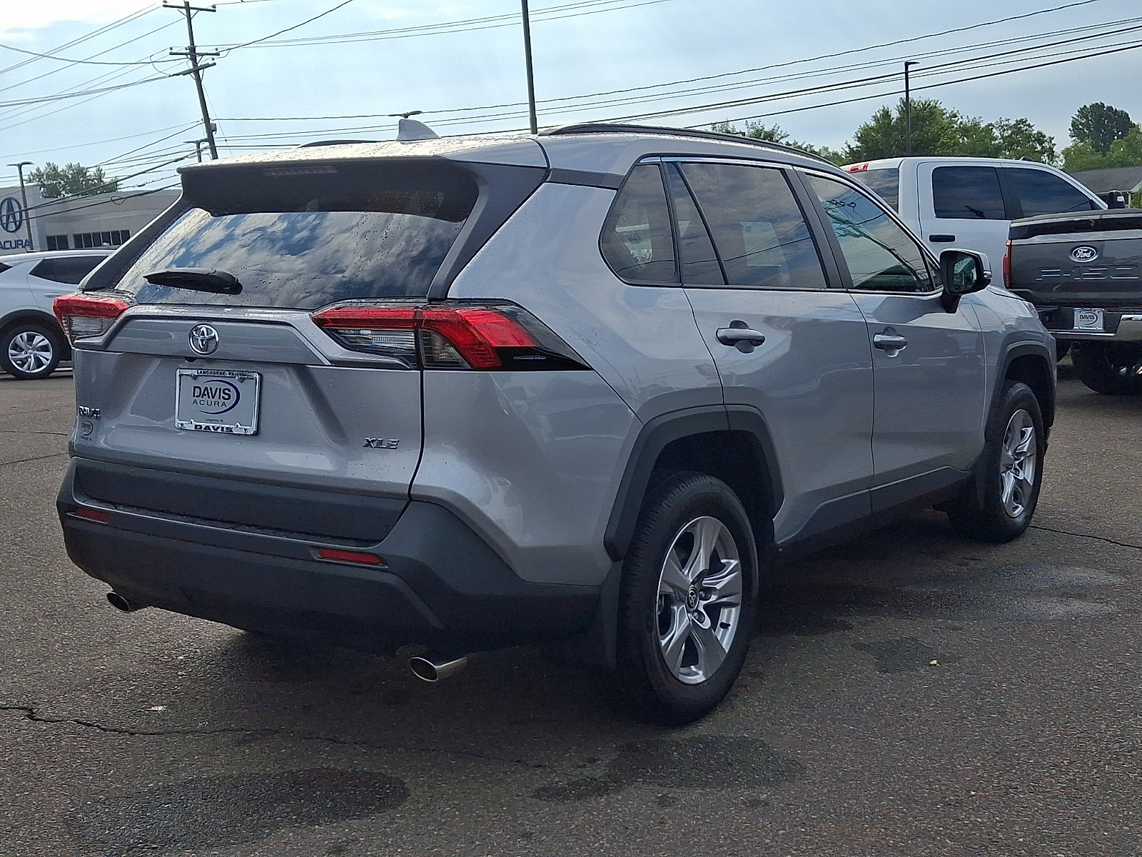 Used 2025 Toyota RAV4 XLE w/ Convenience Package FWD image 4
