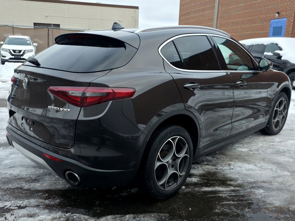 Used 2018 Alfa Romeo Stelvio Ti image 4