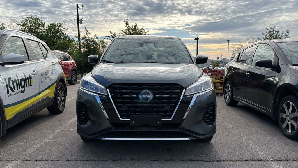 Used 2025 Nissan Kicks Play S image 2