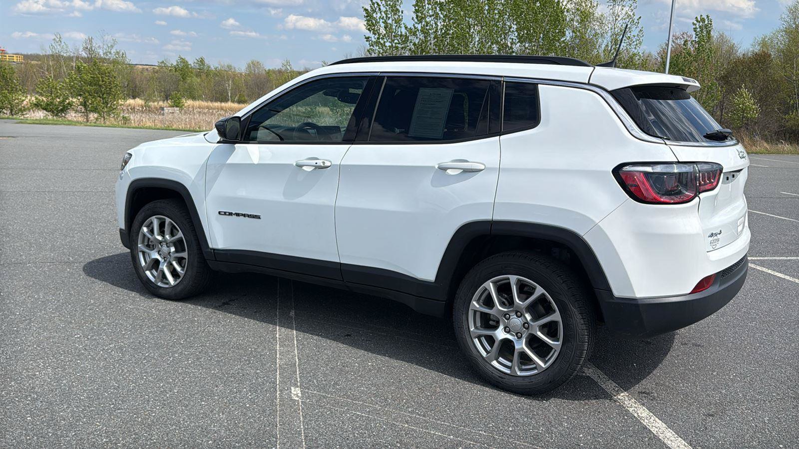 Used 2024 Jeep Compass Latitude AWD/4WD image 10