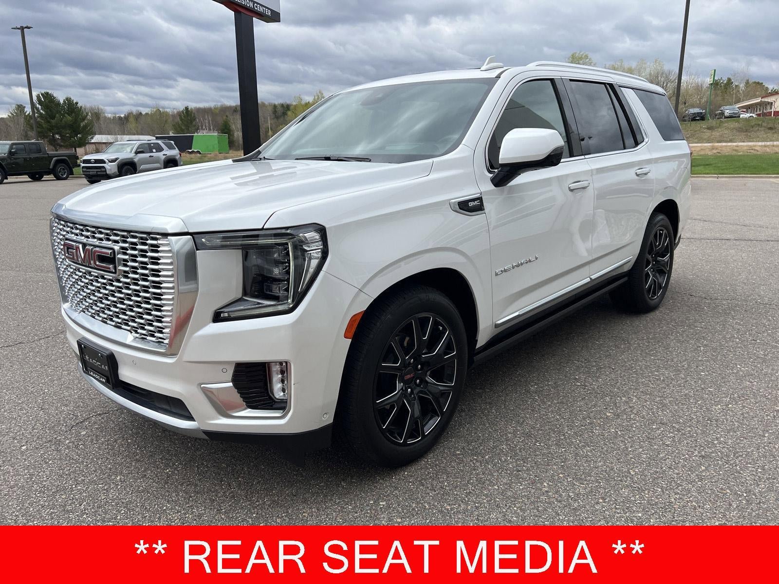 Used 2024 GMC Yukon Denali w/ Advanced Technology Package AWD/4WD image 3