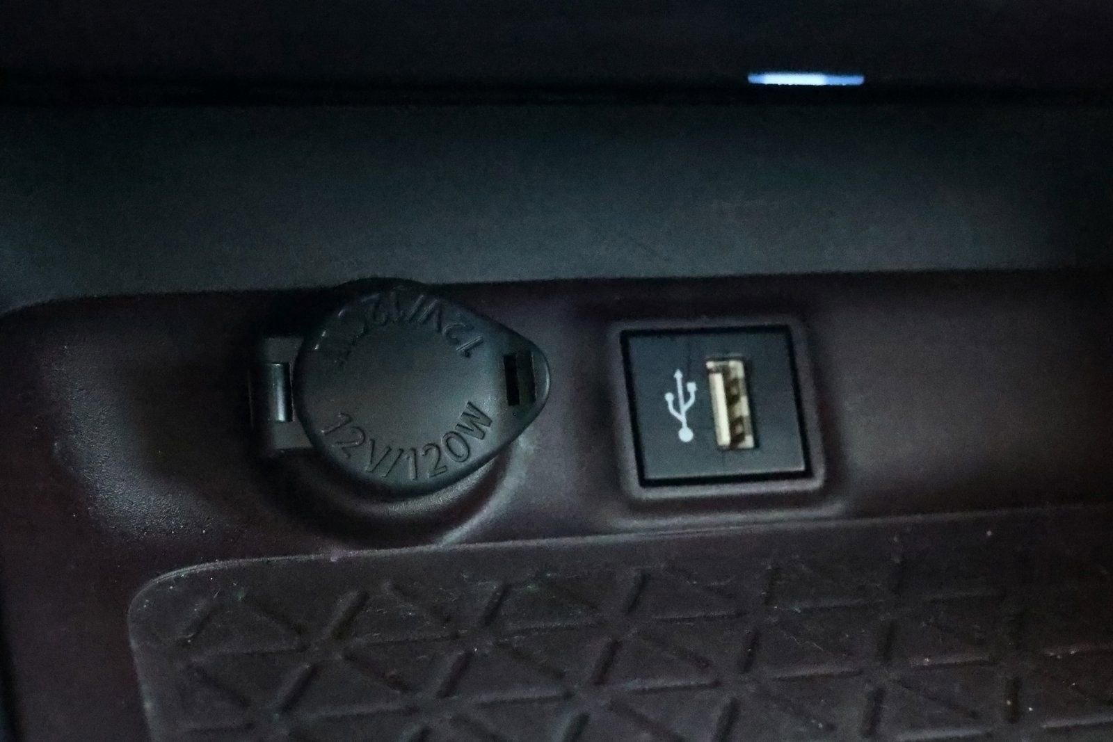 Used 2025 Toyota RAV4 Limited image 23