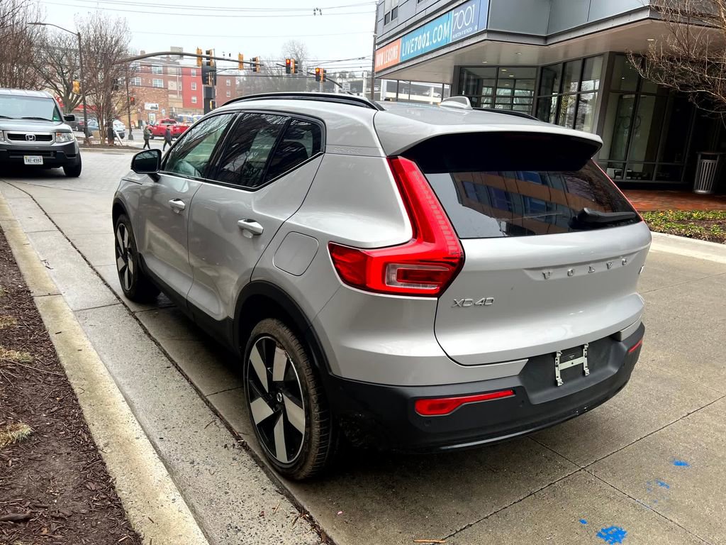 Used 2023 Volvo XC40 Recharge Ultimate image 9