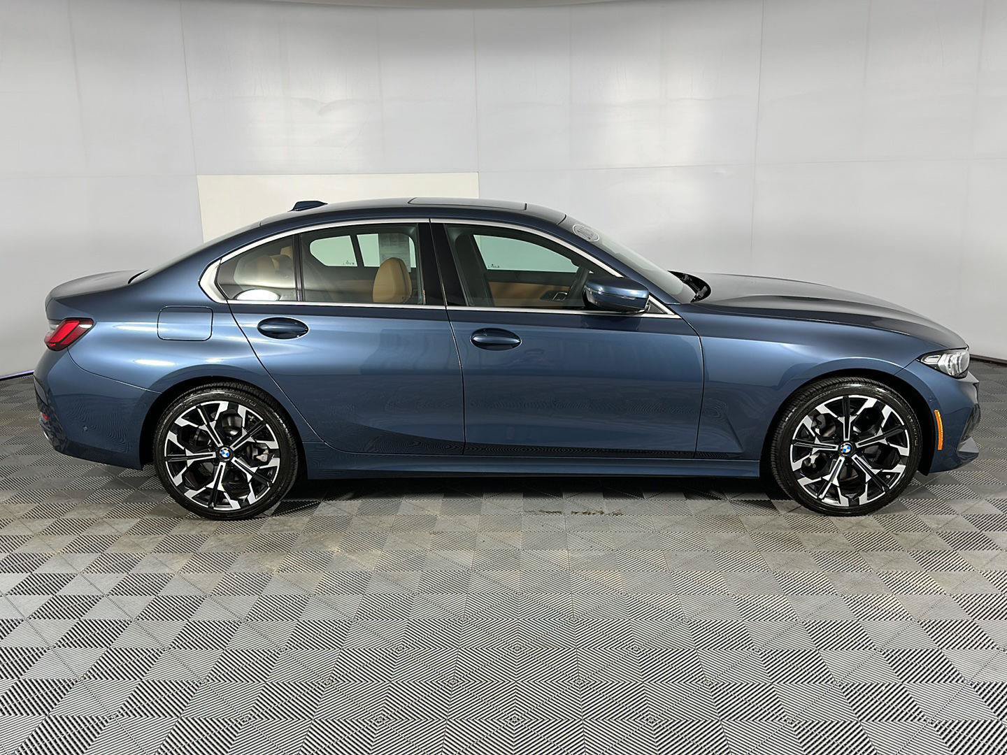 Used 2025 BMW 330i xDrive Sedan w/ Premium Package AWD/4WD image 32