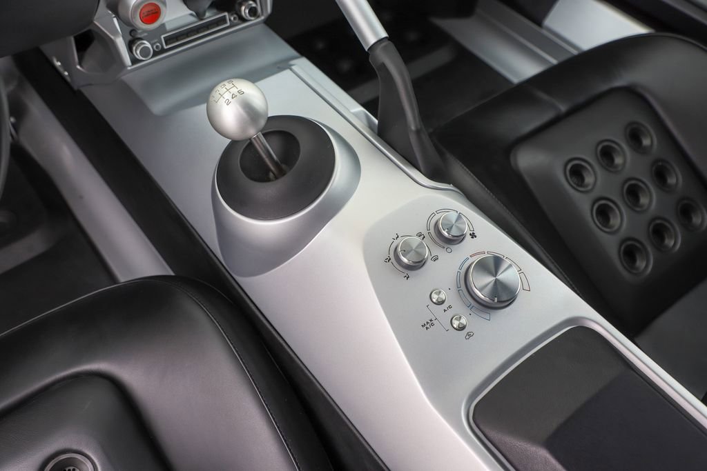 Used 2006 Ford GT RWD image 30