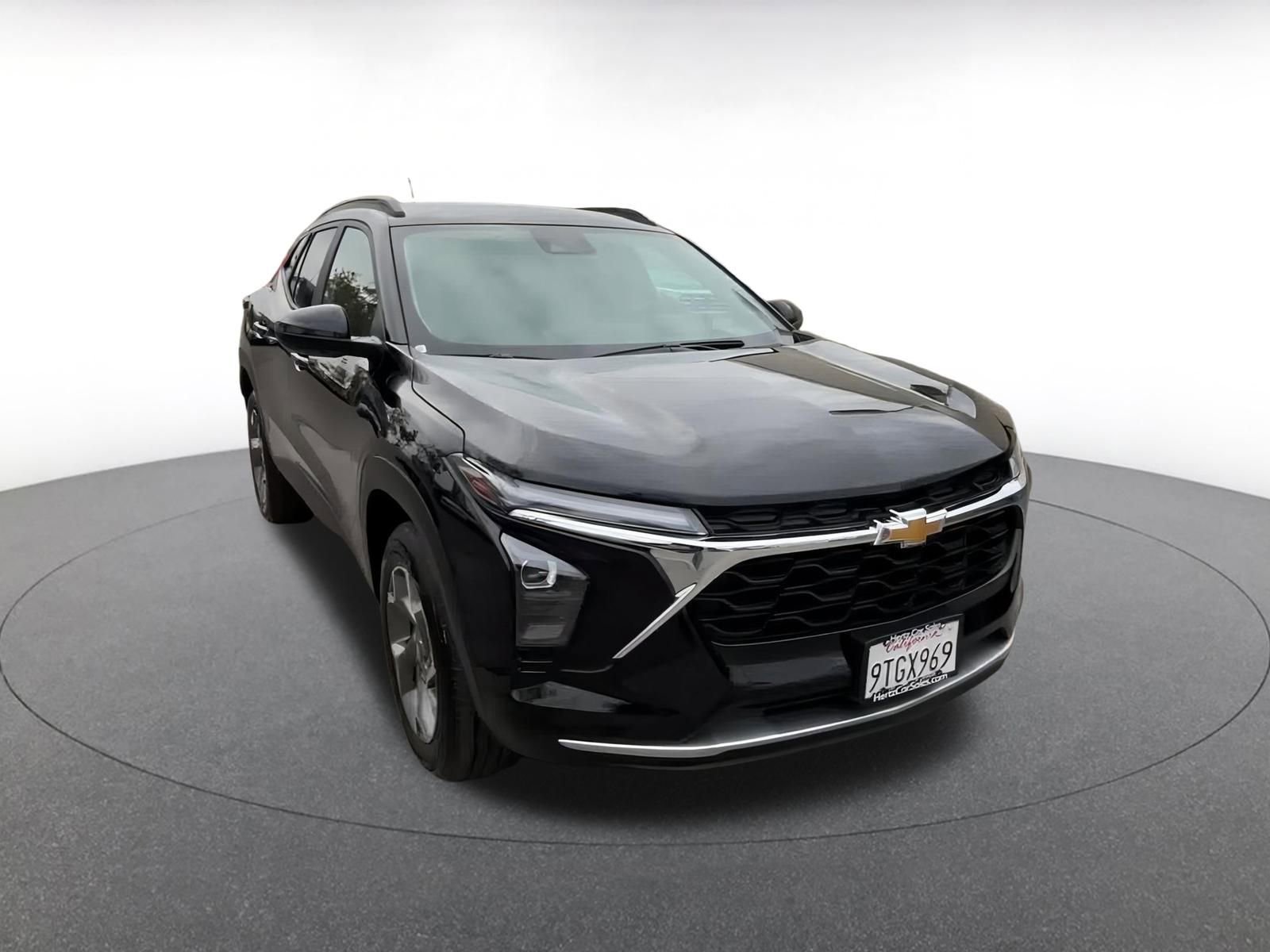 Used 2025 Chevrolet Trax LT w/ LT Convenience Package image 3