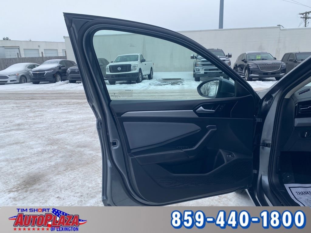 Used 2025 Volkswagen Jetta SE image 32